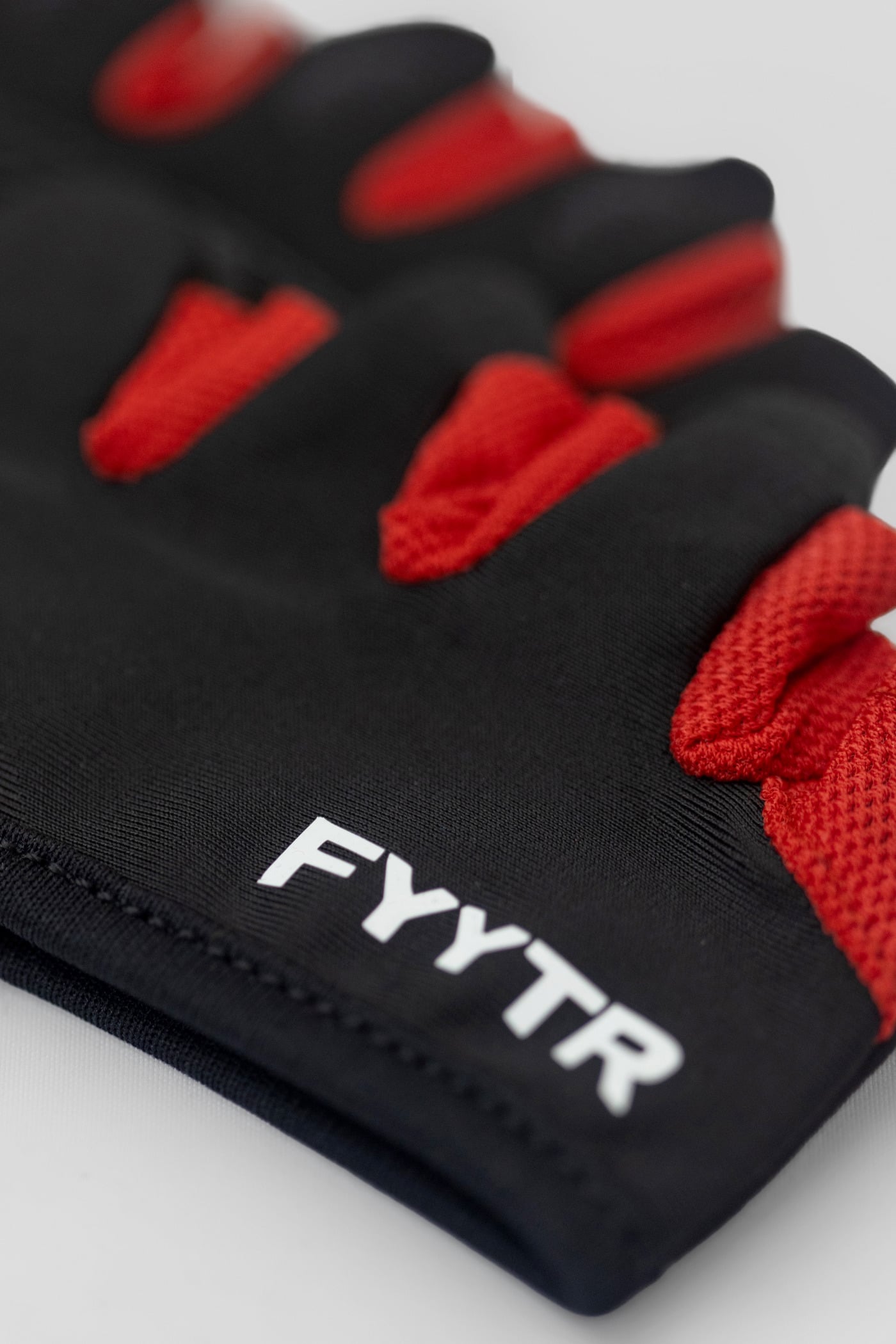 FYYTR finger gloves in black and red, close up